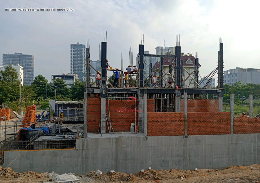 Thi-cong-biet-thu-3-tang-co-ho-boi-16